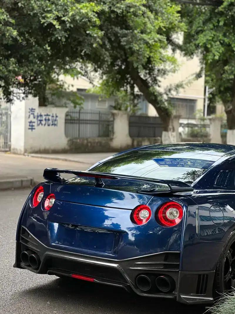 2014 Nissan GT-R 3.8T Premium Edition with black interior — миниатюра 11