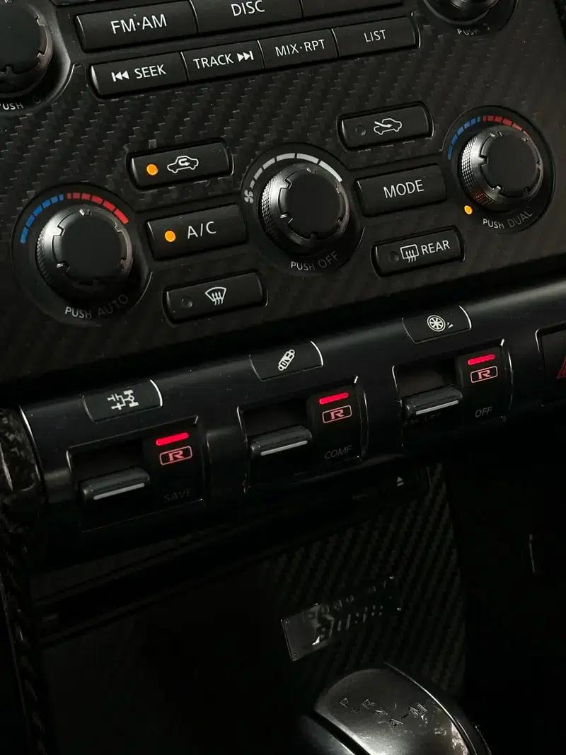 2014 Nissan GT-R 3.8T Premium Edition with black interior — миниатюра 12