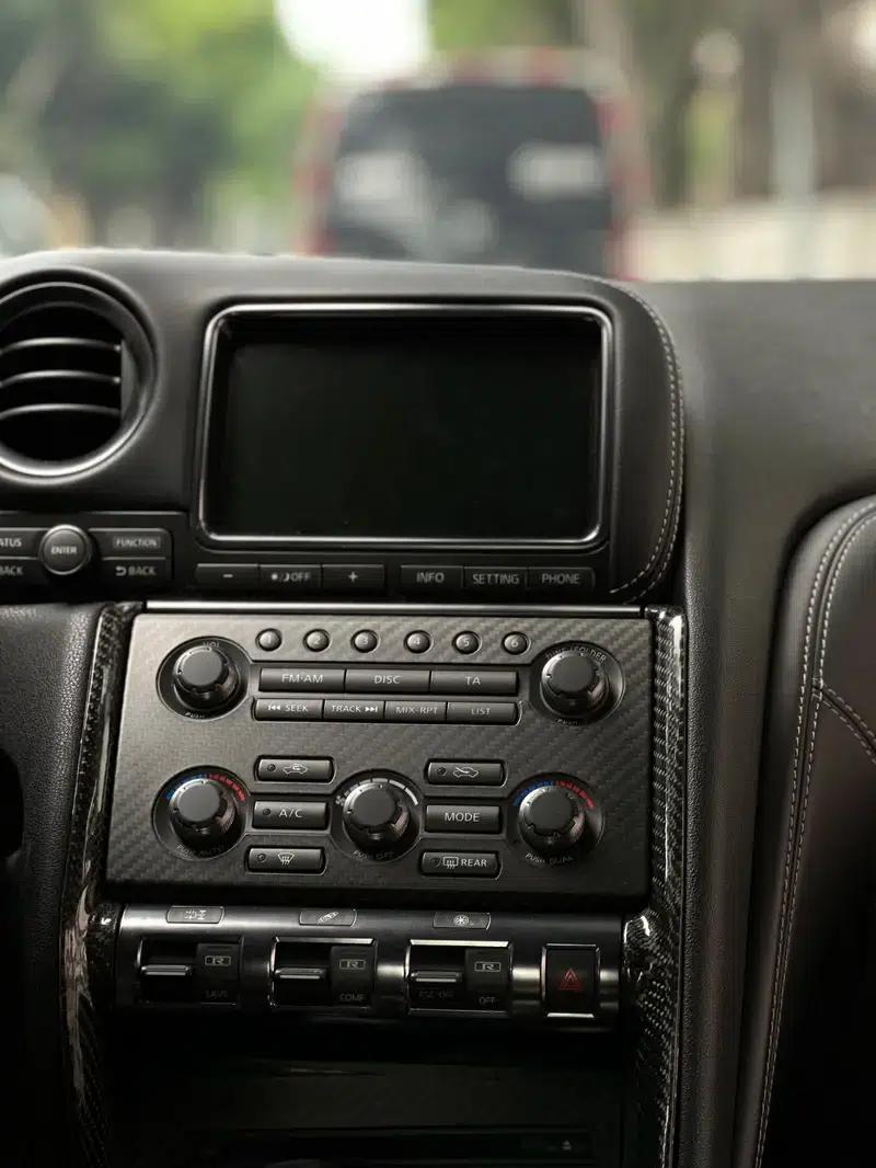 2014 Nissan GT-R 3.8T Premium Edition with black interior — миниатюра 5