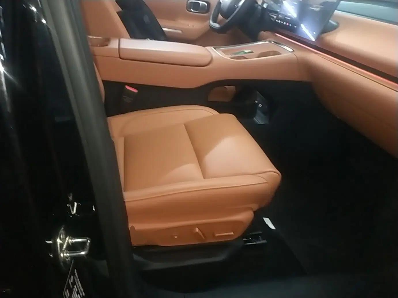 Leapmotor C16 2026 Extended-Range 280 LiDAR Zhizun Edition 6 Seats — миниатюра 19
