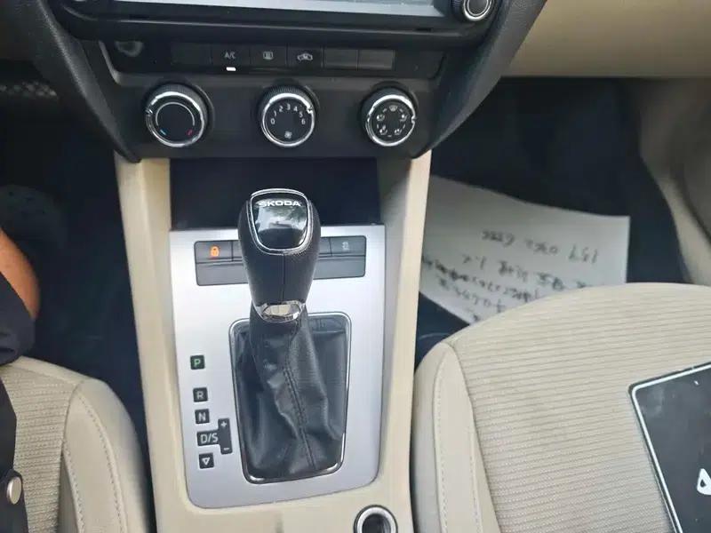 Octavia 2015 1.6L Automatic Elegance Edition — миниатюра 12