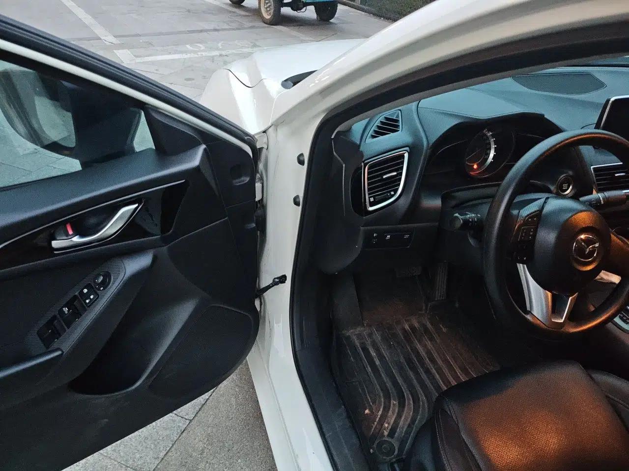 Mazda 3 Axela 2016 Sedan 1.5L Automatic Luxury Model — миниатюра 19