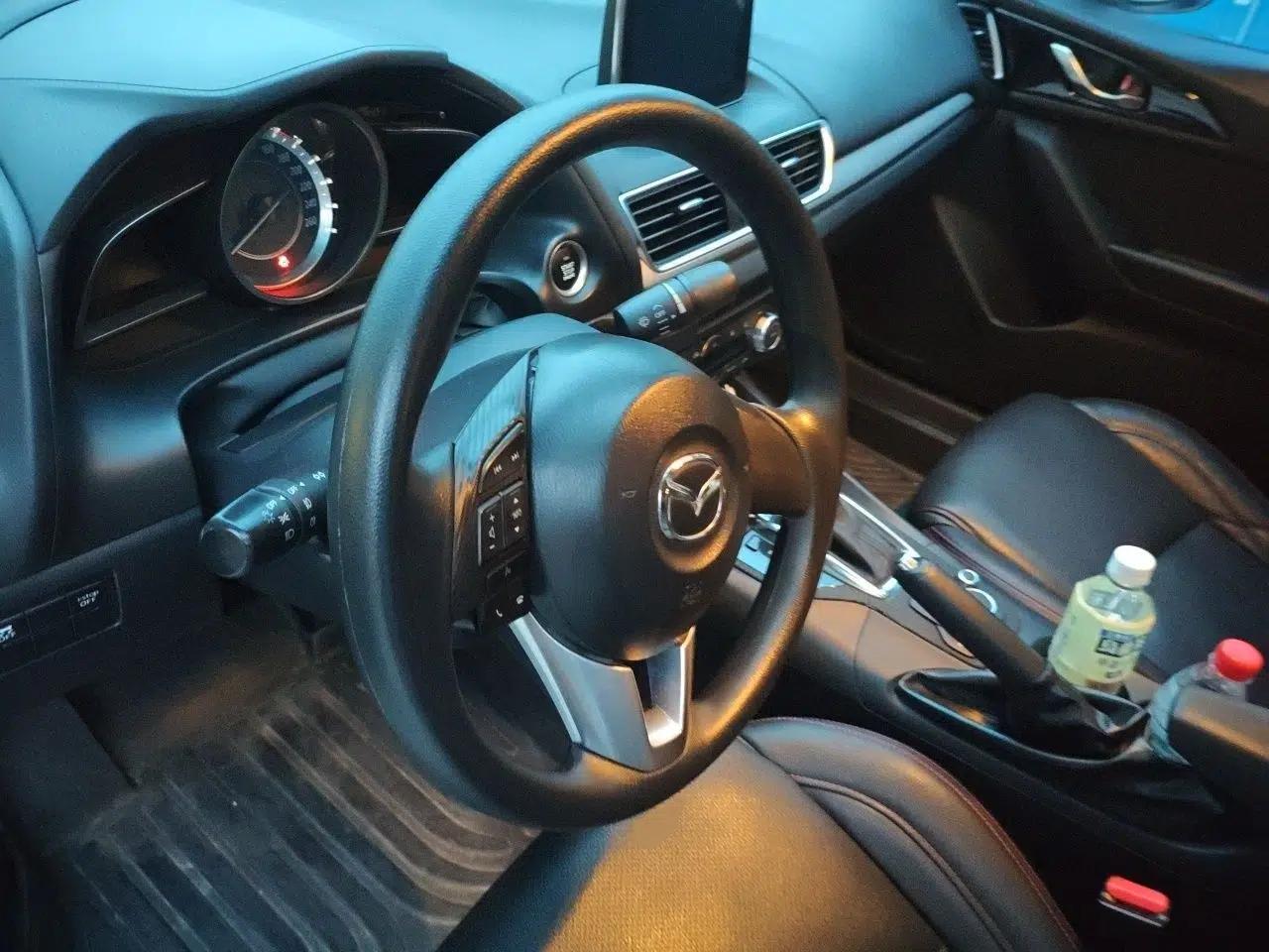 Mazda 3 Axela 2016 Sedan 1.5L Automatic Luxury Model — миниатюра 9