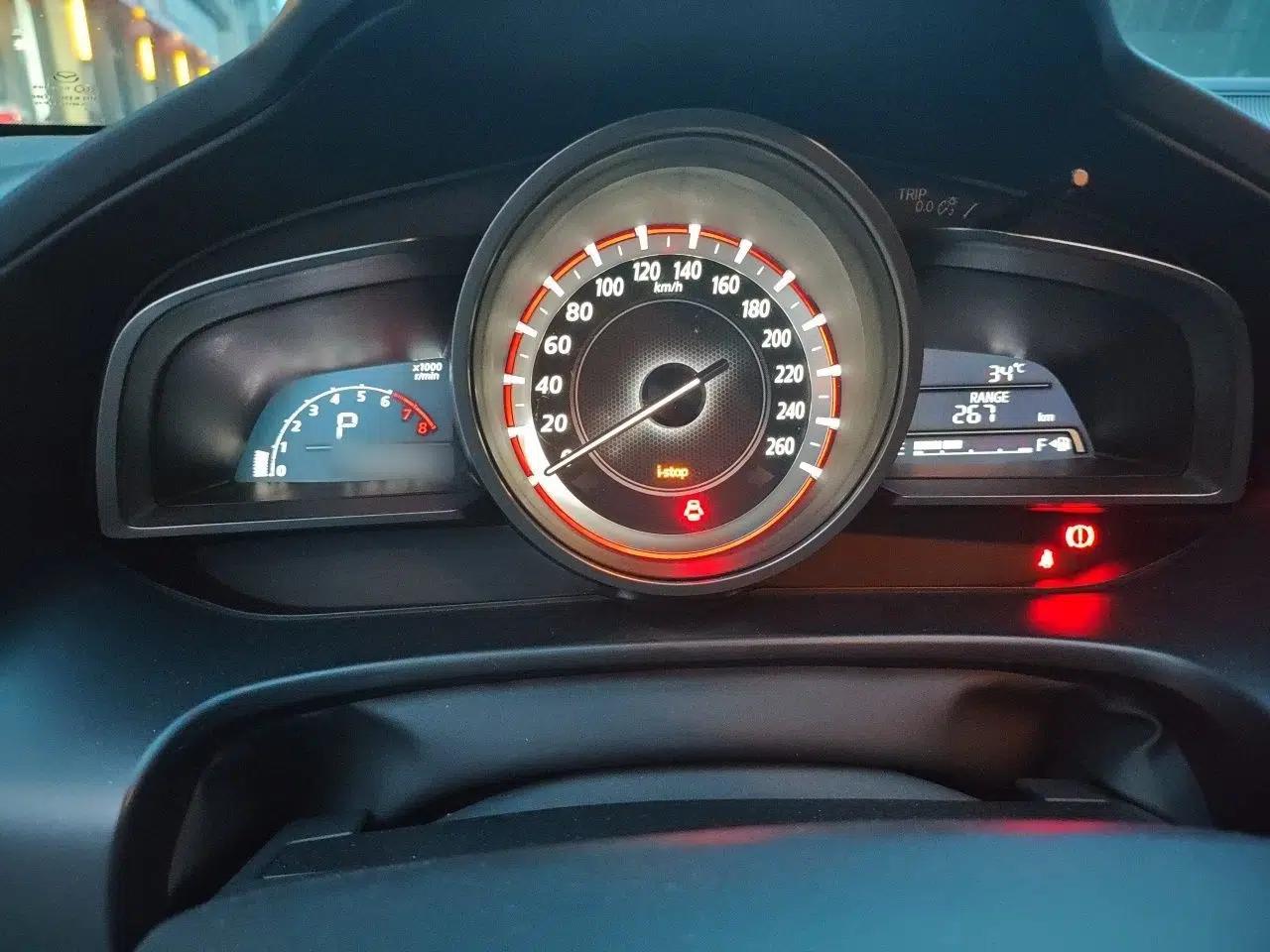 Mazda 3 Axela 2016 Sedan 1.5L Automatic Luxury Model — миниатюра 10