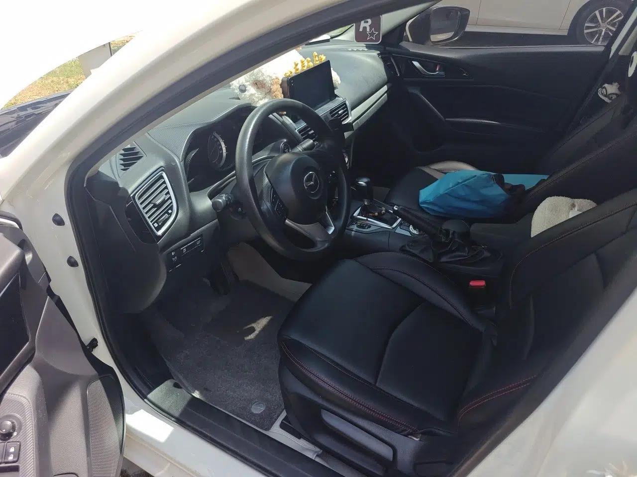 Mazda 3 Axela 2016 Sedan 1.5L Automatic Comfort Model — миниатюра 13