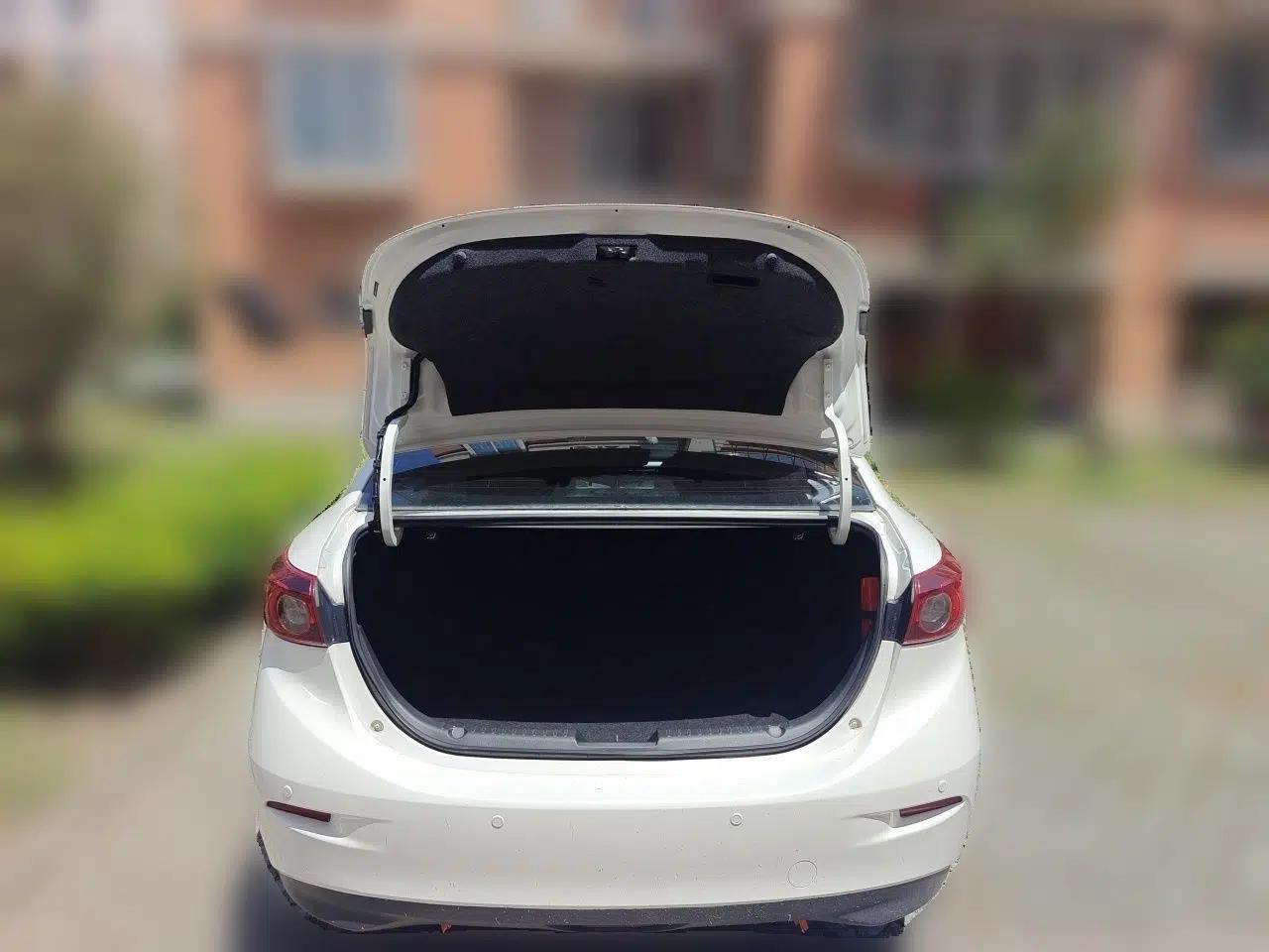 Mazda 3 Axela 2016 Sedan 1.5L Automatic Comfort Model — миниатюра 16