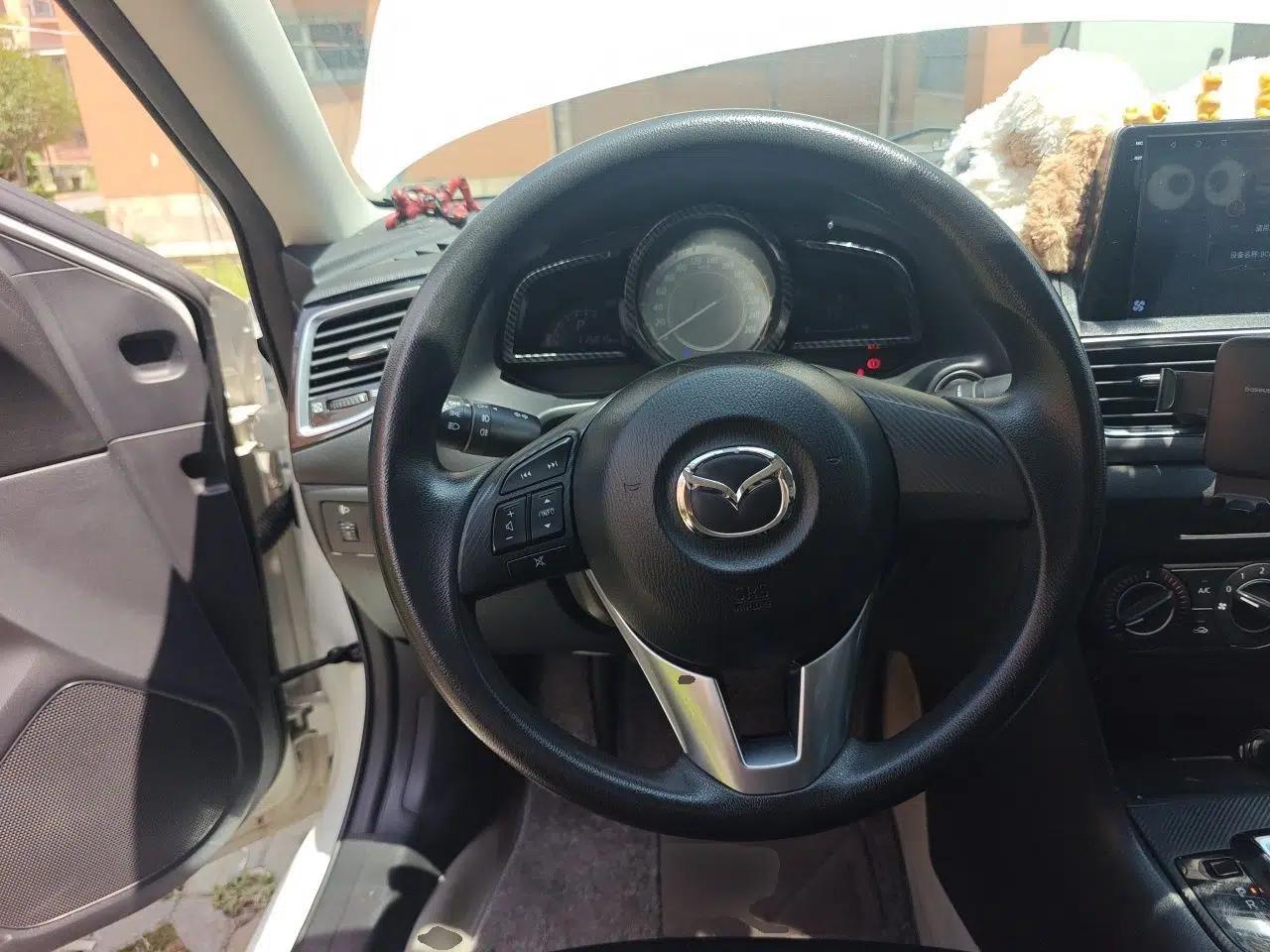 Mazda 3 Axela 2016 Sedan 1.5L Automatic Comfort Model — миниатюра 7