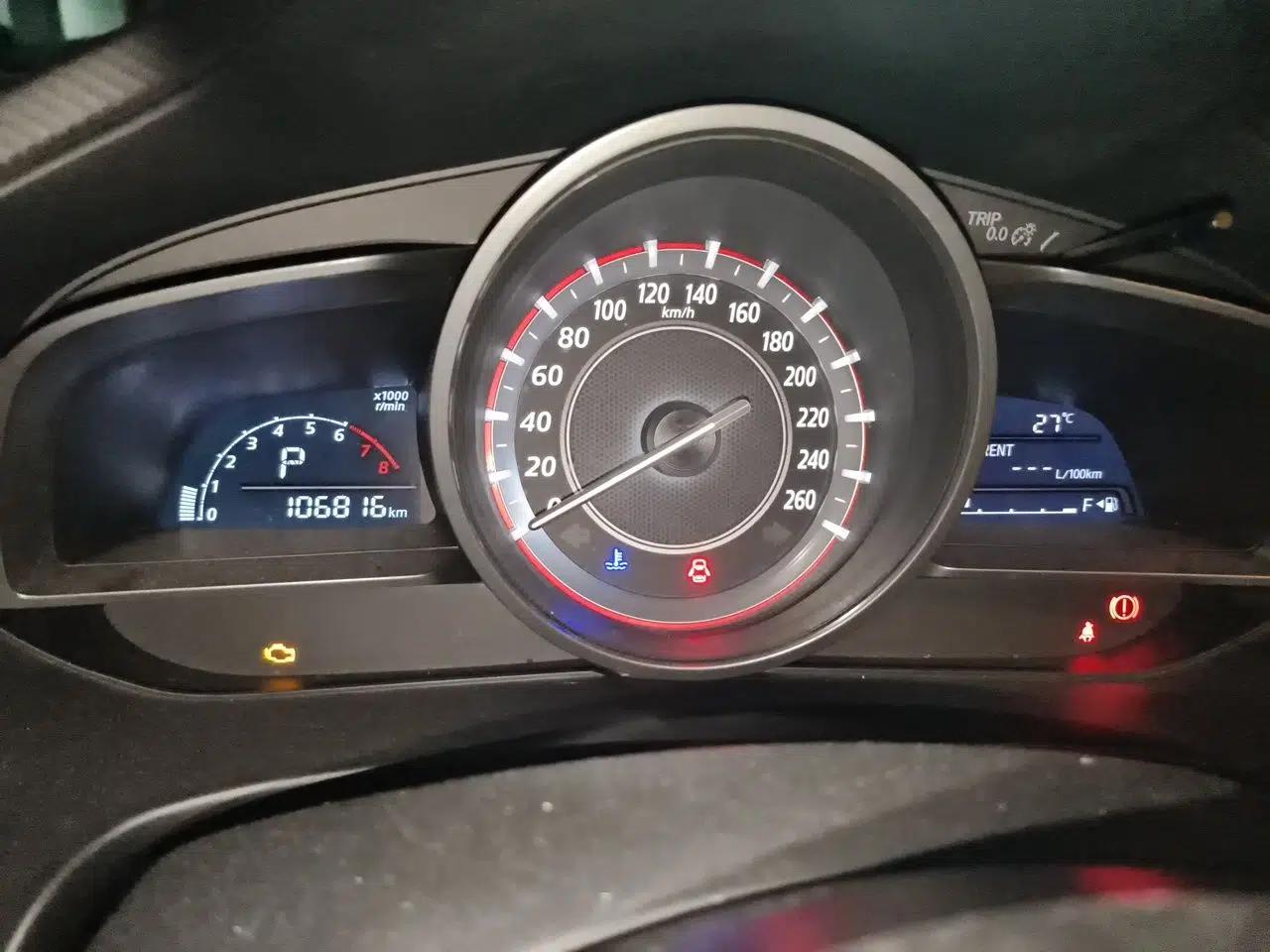 Mazda 3 Axela 2014 Hatchback 1.5L Automatic Luxury Model — миниатюра 11
