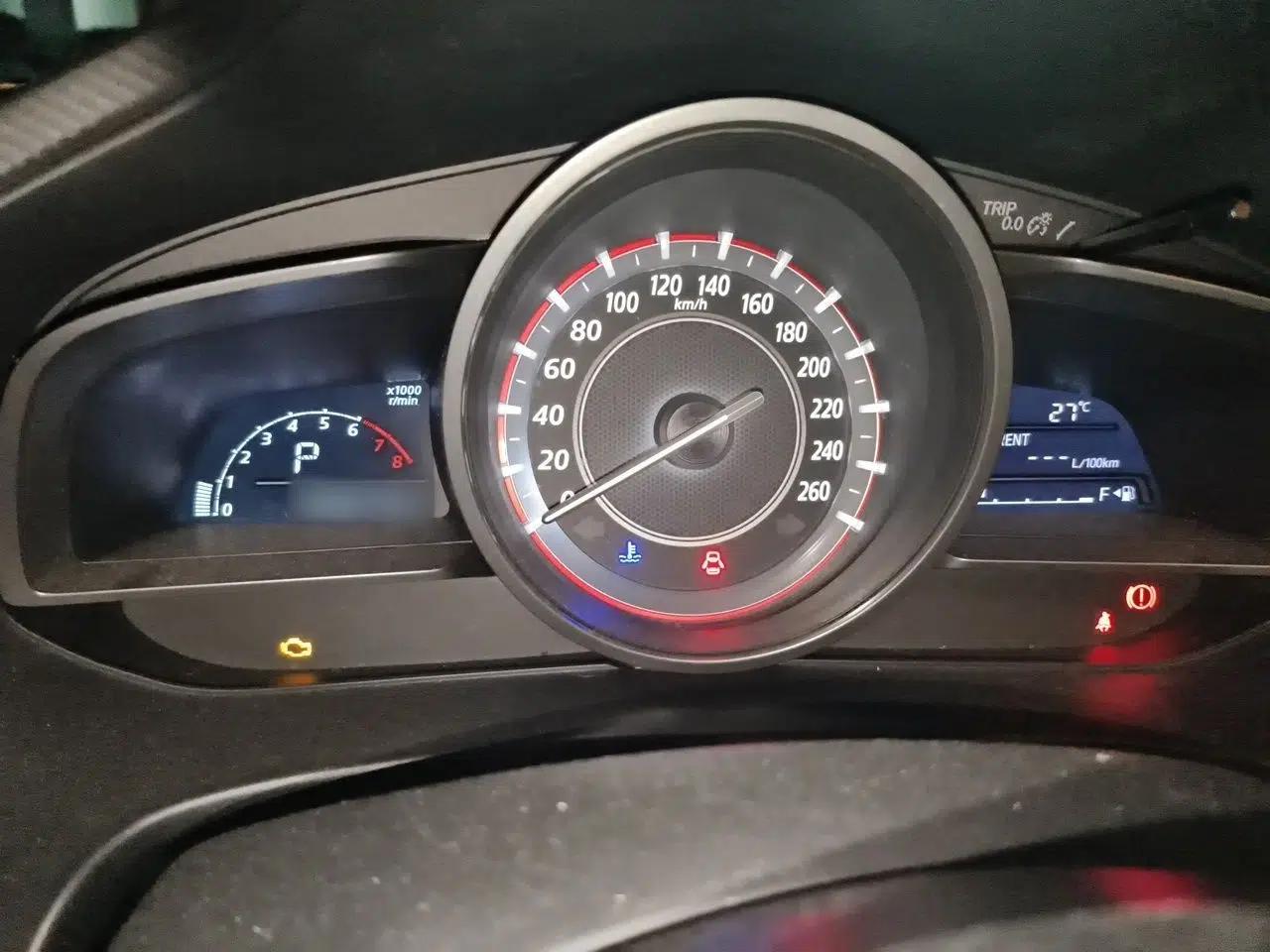 Mazda 3 Axela 2014 Hatchback 1.5L Automatic Luxury Model — миниатюра 10