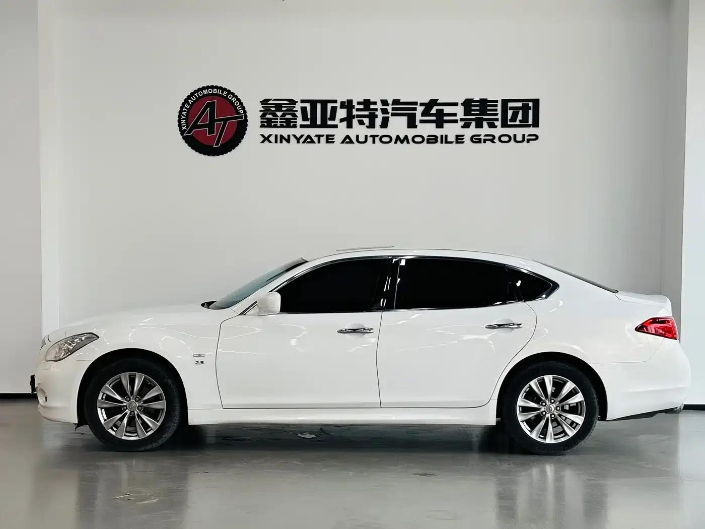 Infiniti Q70 2013 Q70L 2.5L Luxury Edition — миниатюра 3