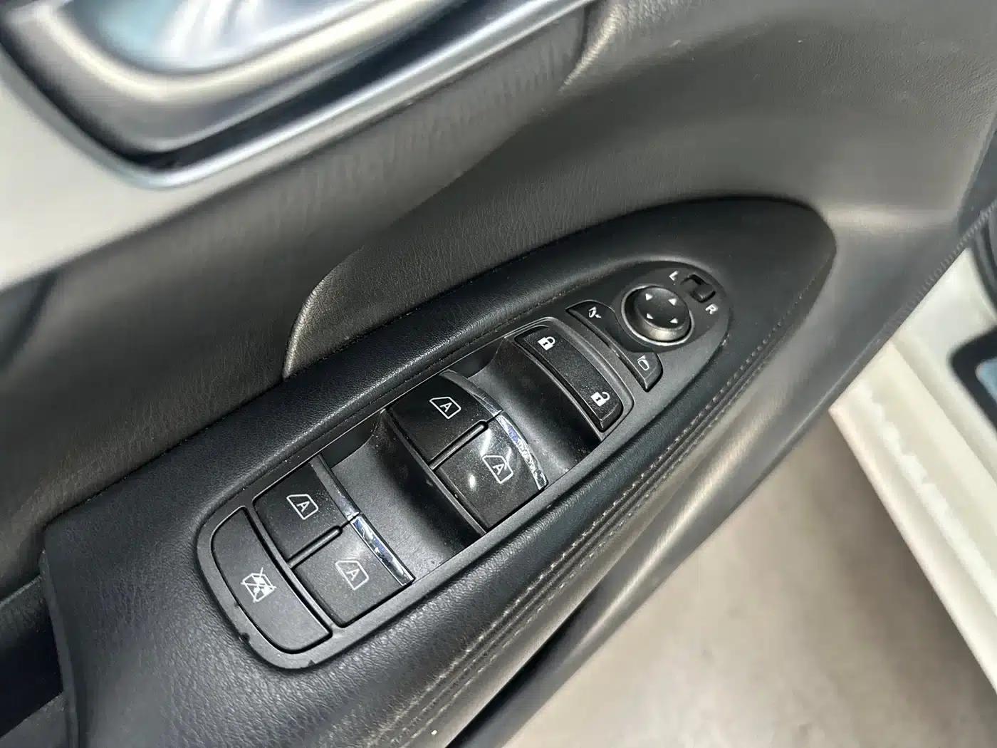 Infiniti Q70 2013 Q70L 2.5L Luxury Edition — миниатюра 5