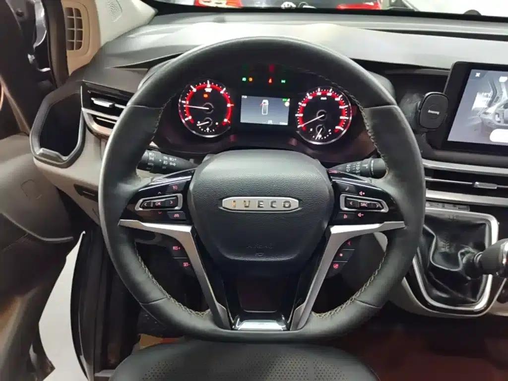 Iveco Juxing 2023 C30 Passenger and Van 2.0T 93KW Manual Star Edition Low Roof — миниатюра 11