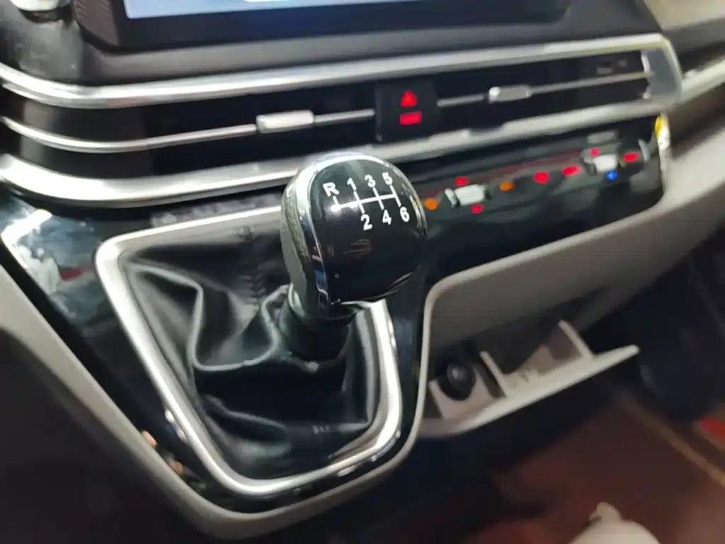 Iveco Juxing 2023 C30 Passenger and Van 2.0T 93KW Manual Star Edition Low Roof — миниатюра 14