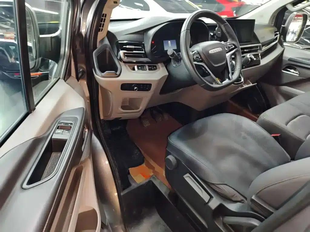 Iveco Juxing 2023 C30 Passenger and Van 2.0T 93KW Manual Star Edition Low Roof — миниатюра 16