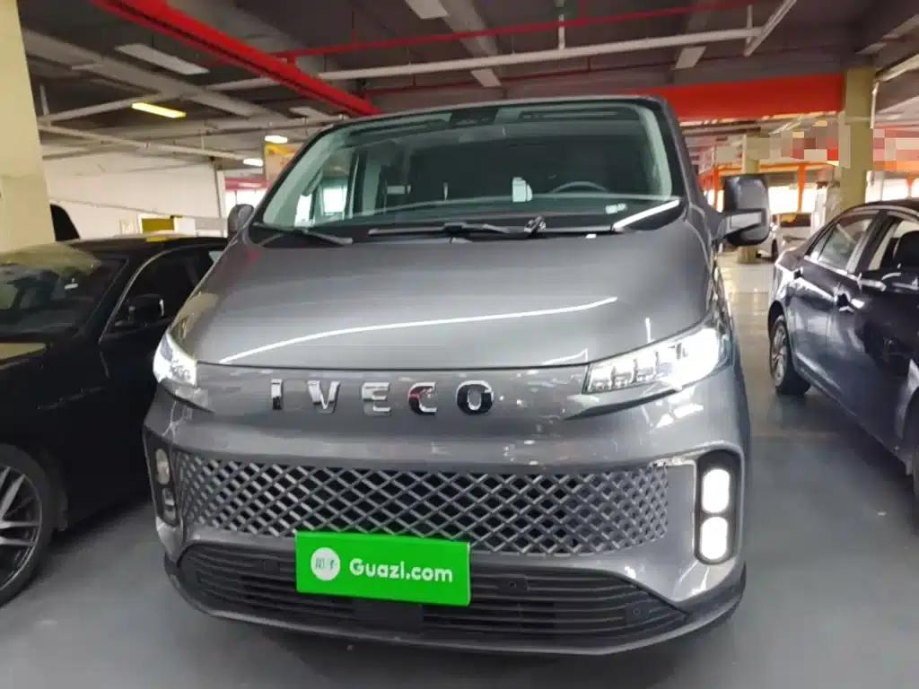 Iveco Juxing 2023 C30 Passenger and Van 2.0T 93KW Manual Star Edition Low Roof — миниатюра 3