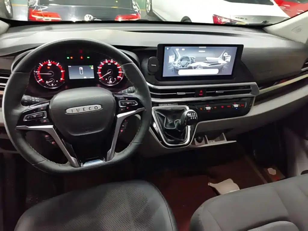 Iveco Juxing 2023 C30 Passenger and Van 2.0T 93KW Manual Star Edition Low Roof — миниатюра 10