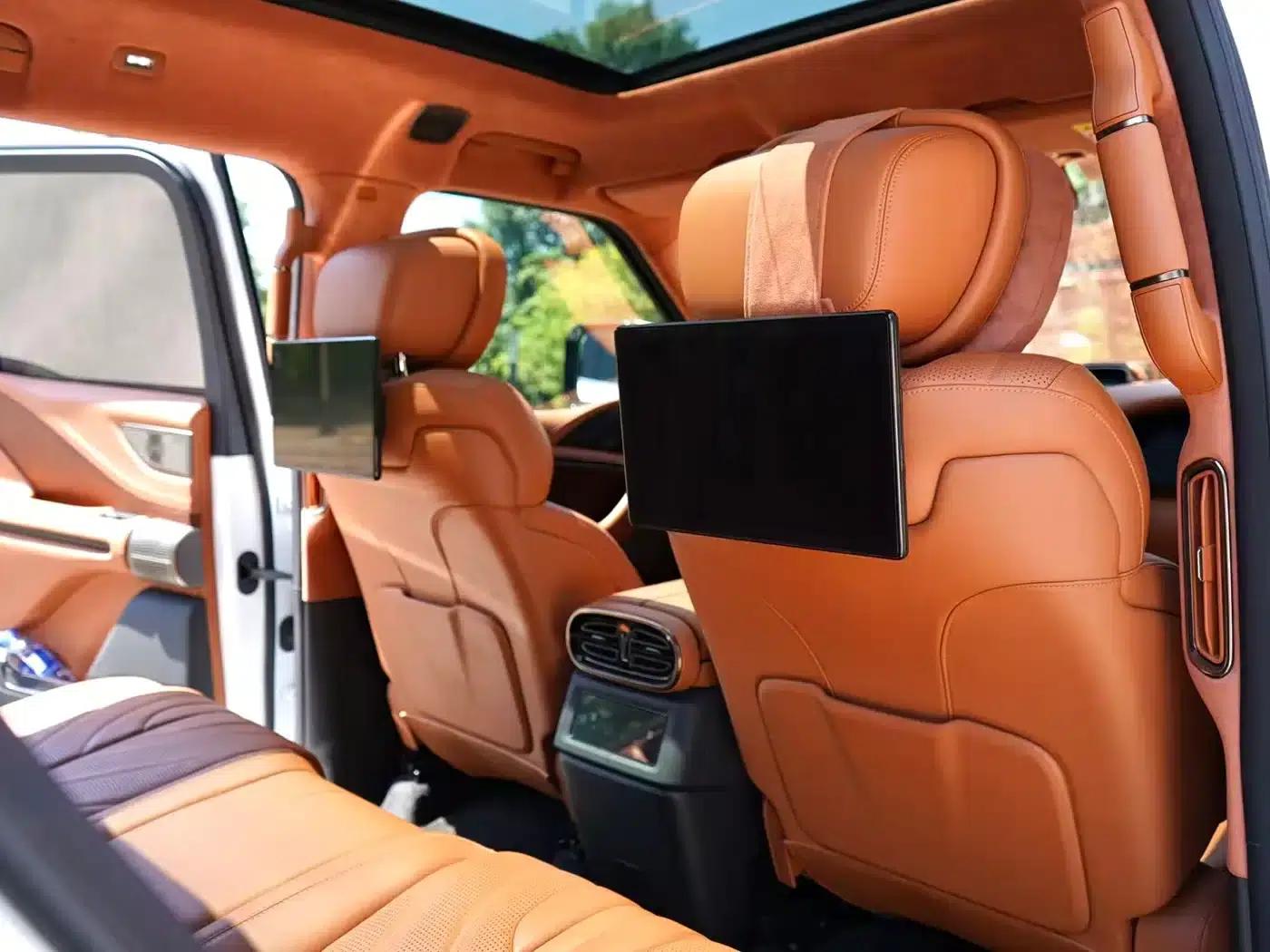 Looking up at the 2023 U8 Luxury Edition — миниатюра 12