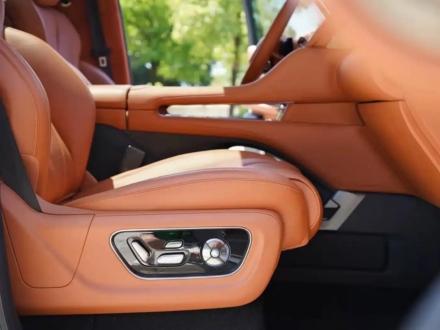 Looking up at the 2023 U8 Luxury Edition — миниатюра 13