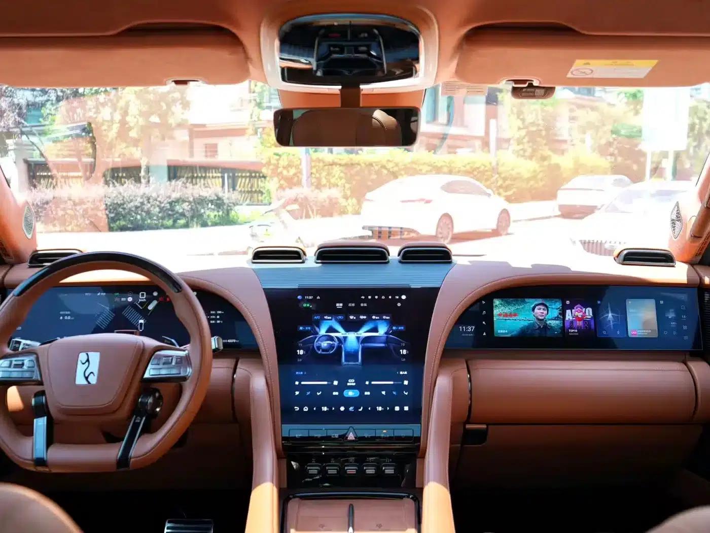 Looking up at the 2023 U8 Luxury Edition — миниатюра 14
