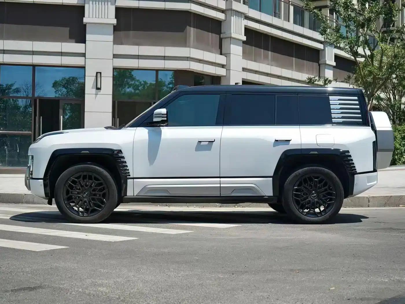 Looking up at the 2023 U8 Luxury Edition — миниатюра 3