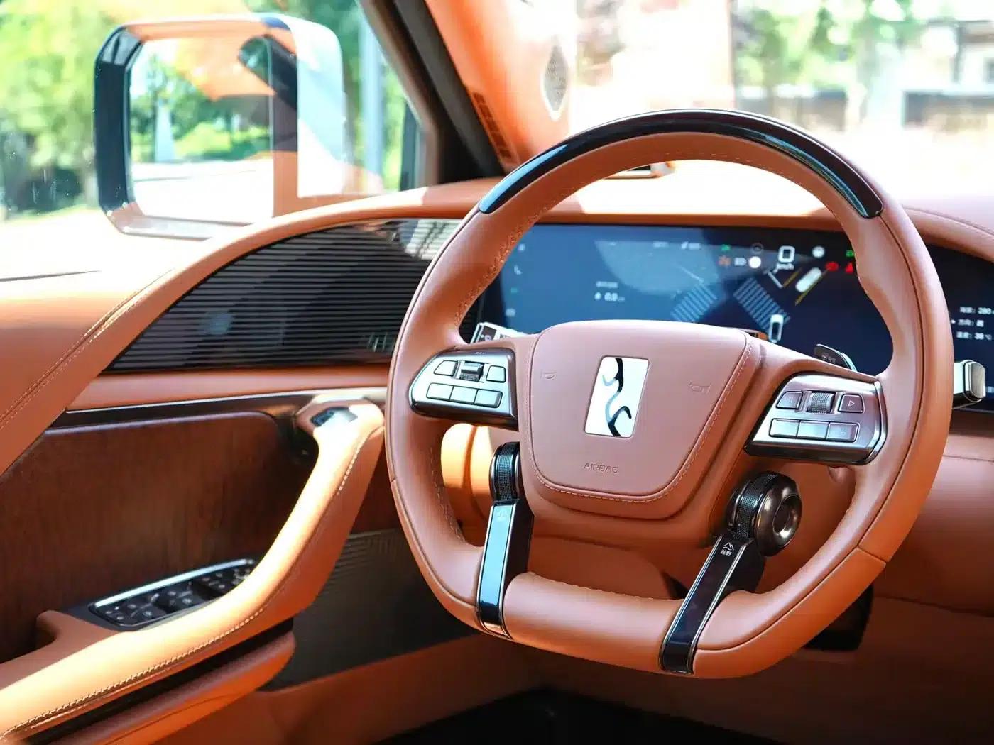 Looking up at the 2023 U8 Luxury Edition — миниатюра 6