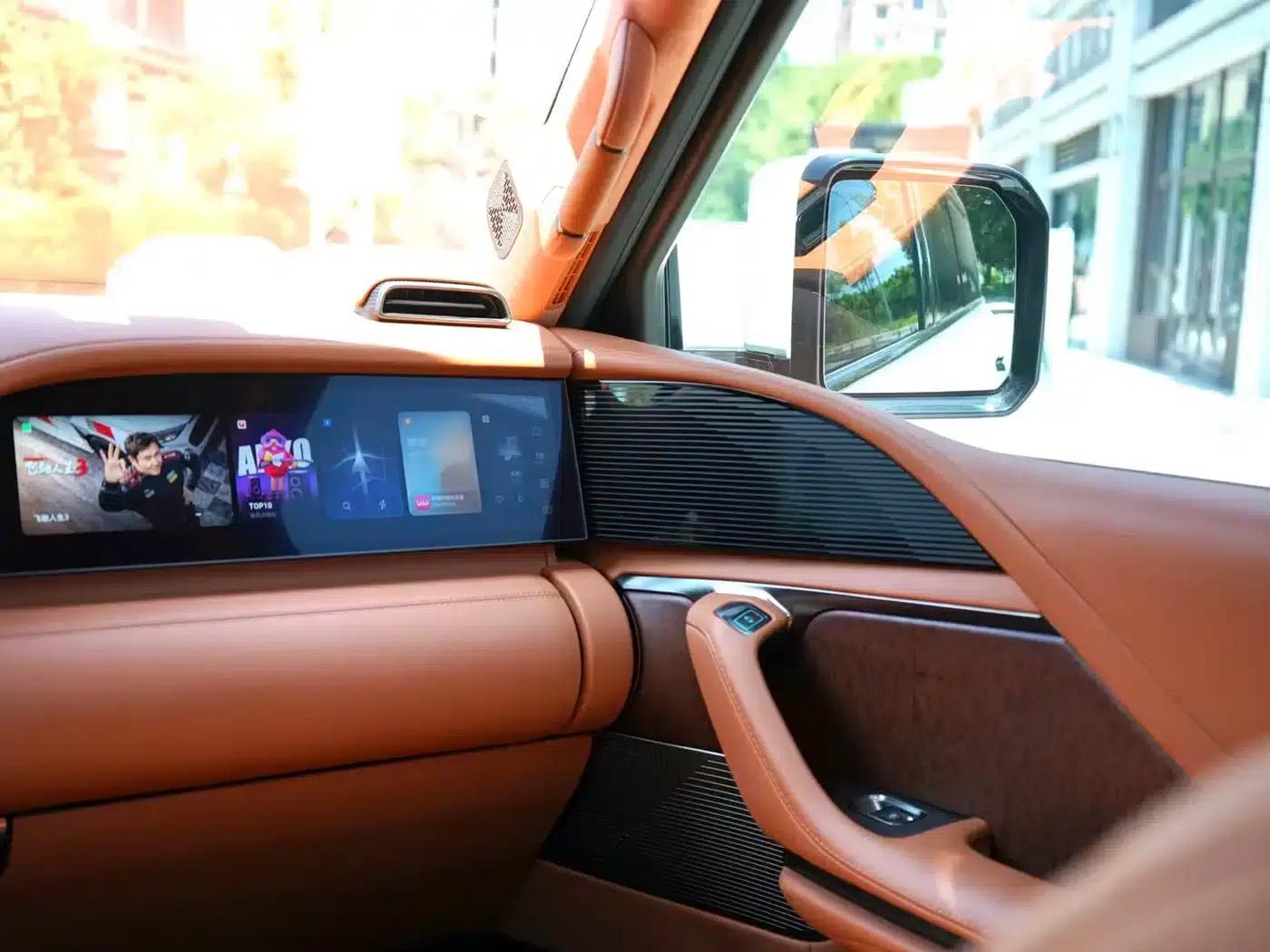 Looking up at the 2023 U8 Luxury Edition — миниатюра 9
