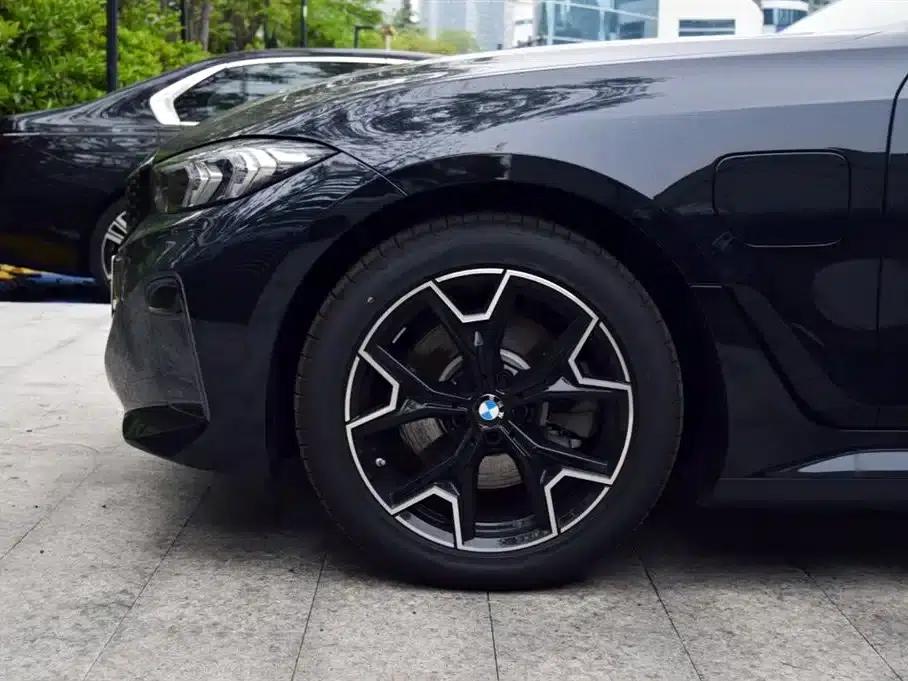 BMW i3 2025 eDrive 40 L Shadow Edition — миниатюра 4