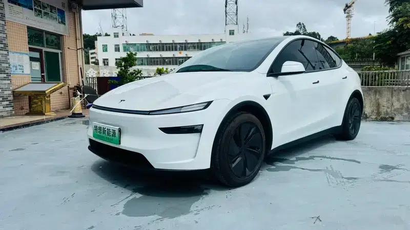 Model Y 2025 Long Range All-Wheel Drive — миниатюра 1
