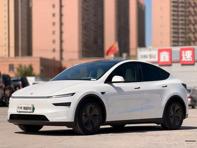 Model Y 2025 Long Range All-Wheel Drive First Edition — миниатюра 1