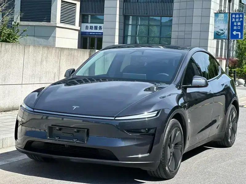Model Y 2025 Rear-Wheel Drive — миниатюра 1