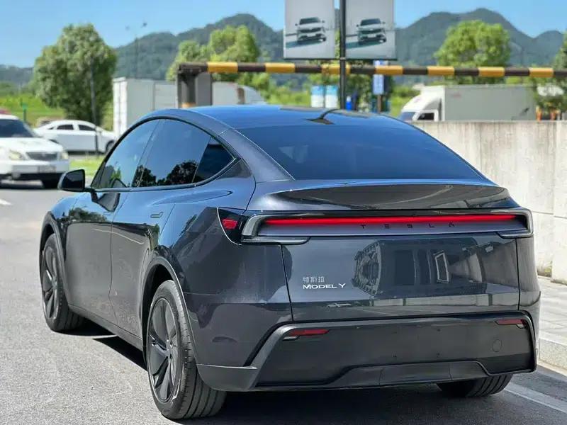 Model Y 2025 Rear-Wheel Drive — миниатюра 3