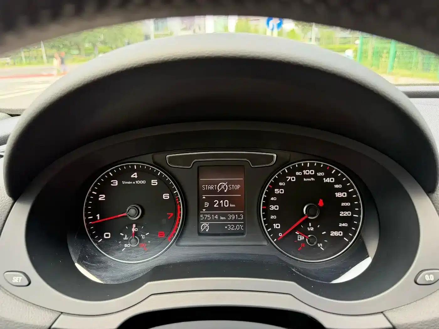 Audi Q3 2018 30th Anniversary Edition 30 TFSI Fashion Model — миниатюра 11