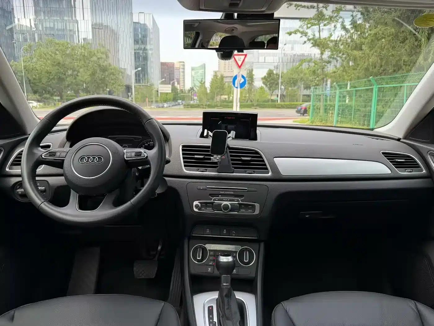 Audi Q3 2018 30th Anniversary Edition 30 TFSI Fashion Model — миниатюра 10