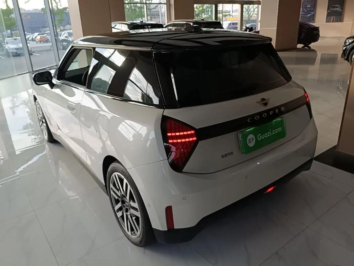 MINI Electric COOPER 2024 456km COOPER E Classic Edition — миниатюра 4