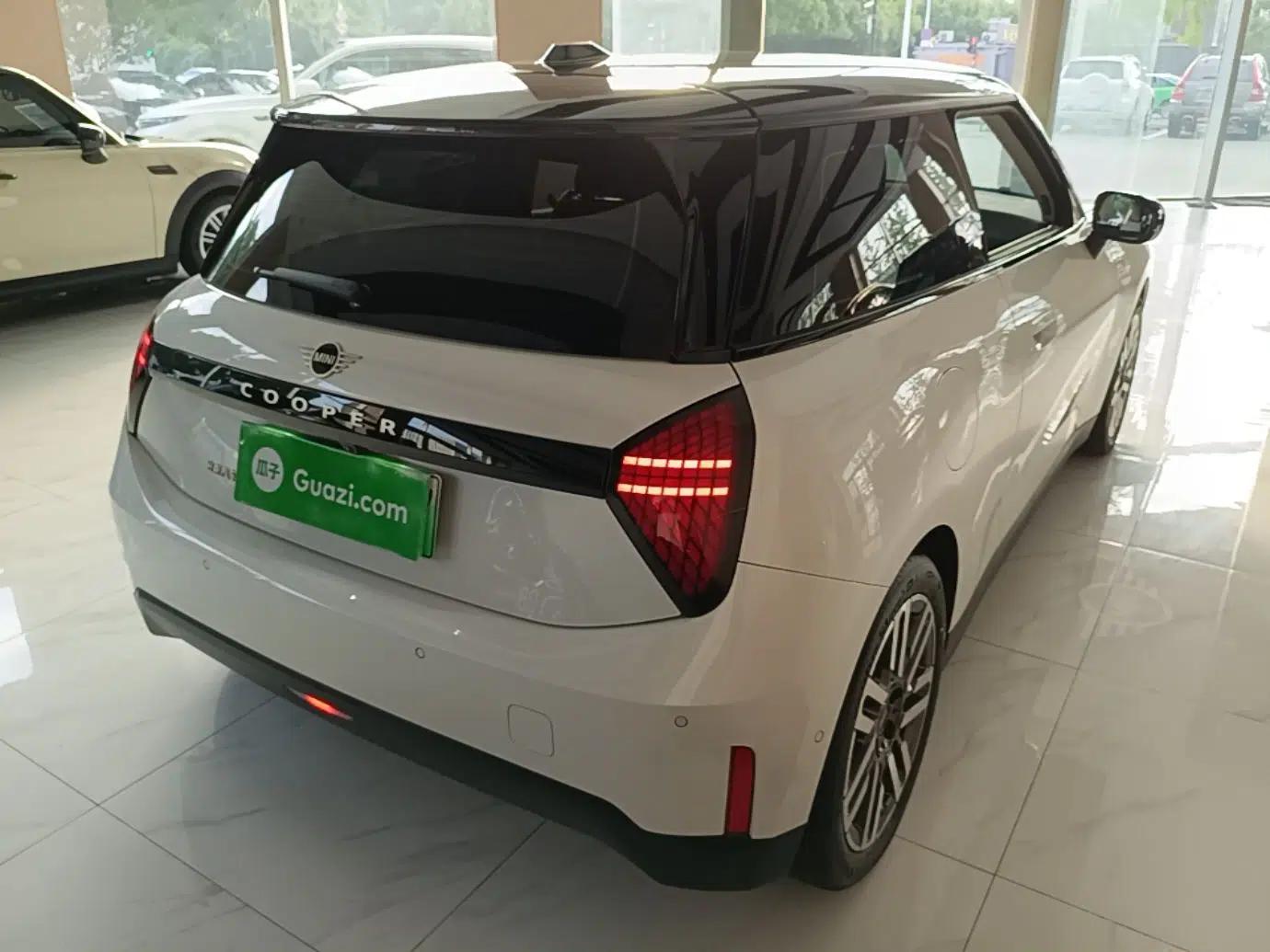 MINI Electric COOPER 2024 456km COOPER E Classic Edition — миниатюра 6