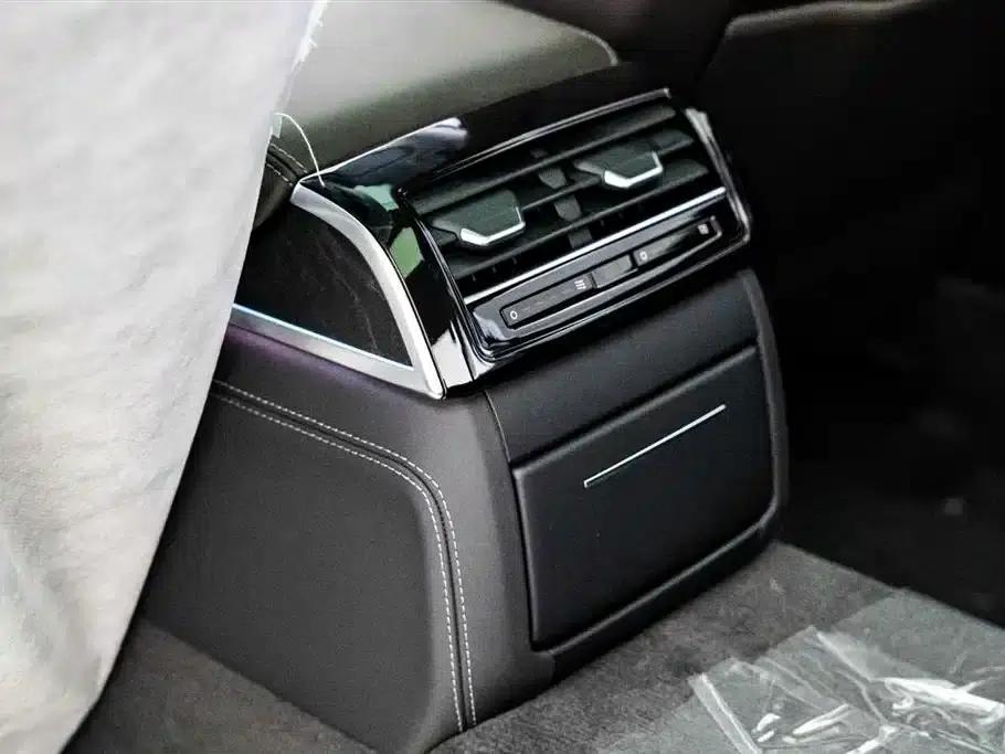 2025 Audi A8 A8L 50 TFSI quattro Premium Edition — миниатюра 12