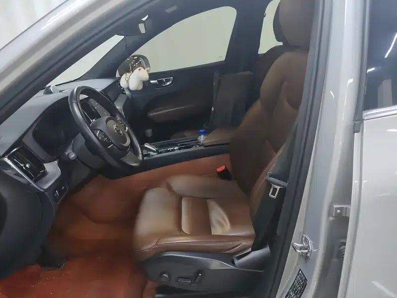 2022 Volvo XC60 B5 AWD Inscription Luxury Edition — миниатюра 7