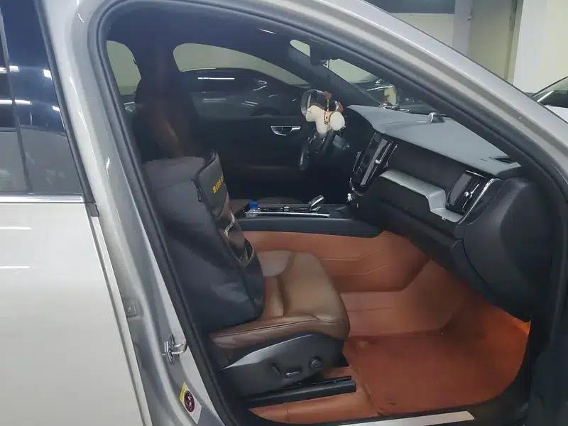 2022 Volvo XC60 B5 AWD Inscription Luxury Edition — миниатюра 8