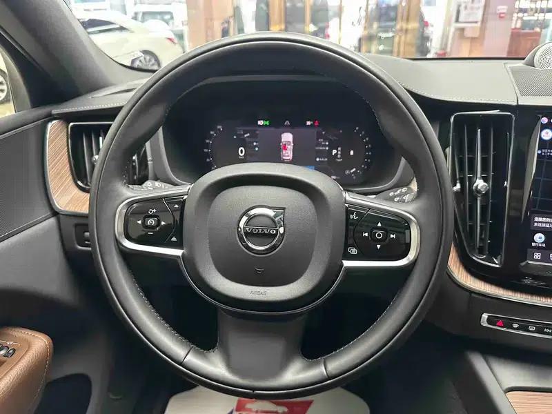 2022 Volvo XC60 B5 AWD Inscription Luxury Edition — миниатюра 13