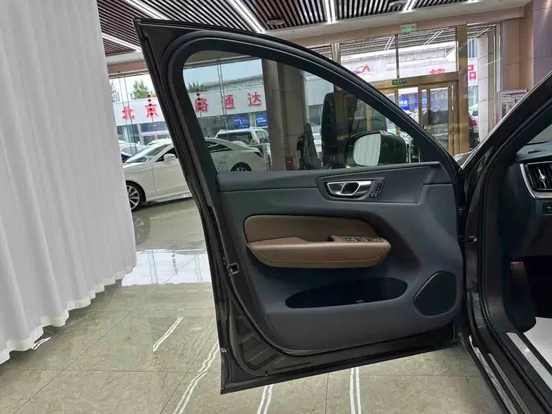 2022 Volvo XC60 B5 AWD Inscription Luxury Edition — миниатюра 19