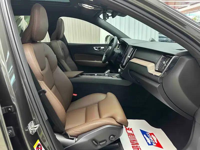 2022 Volvo XC60 B5 AWD Inscription Luxury Edition — миниатюра 21