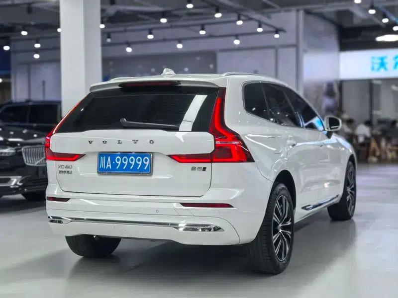 2022 Volvo XC60 B5 AWD Inscription Luxury Edition — миниатюра 4
