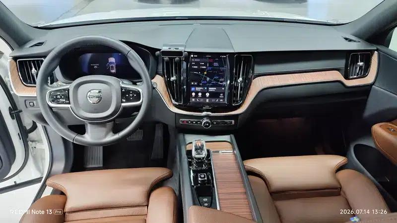 2022 Volvo XC60 B5 AWD Inscription Luxury Edition — миниатюра 5