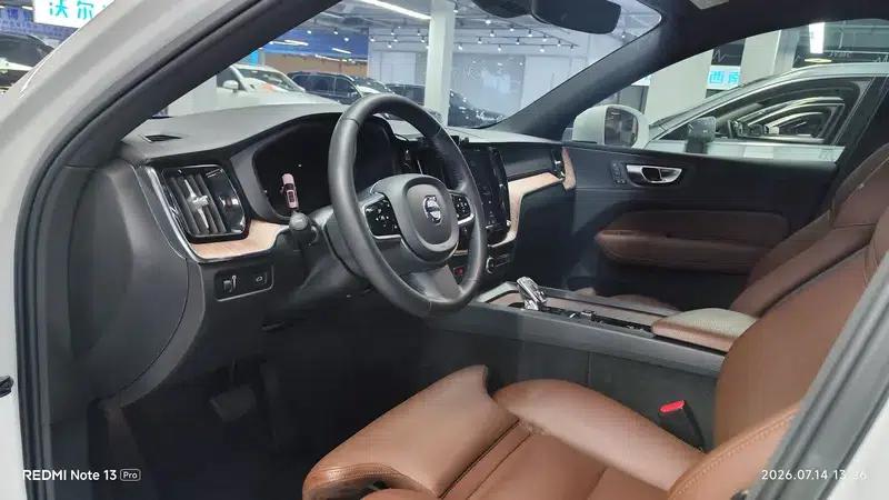 2022 Volvo XC60 B5 AWD Inscription Luxury Edition — миниатюра 7