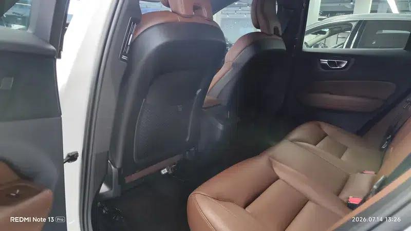 2022 Volvo XC60 B5 AWD Inscription Luxury Edition — миниатюра 8