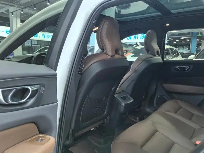 2022 Volvo XC60 B5 AWD Inscription Luxury Edition — миниатюра 9