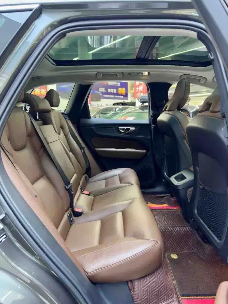 2021 Volvo XC60 T5 AWD Inscription Luxury Edition — миниатюра 4