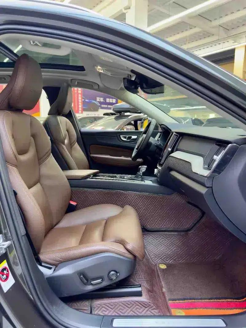 2021 Volvo XC60 T5 AWD Inscription Luxury Edition — миниатюра 7