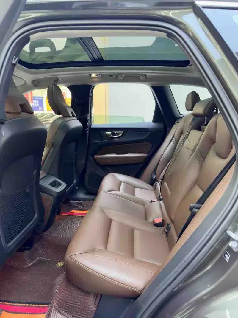 2021 Volvo XC60 T5 AWD Inscription Luxury Edition — миниатюра 8