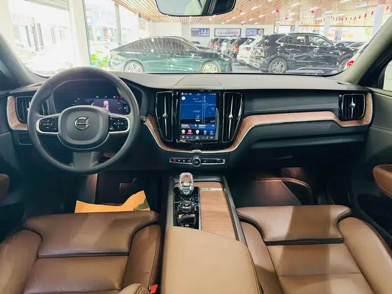 2024 Volvo XC60 B5 AWD Inscription Luxury Edition — миниатюра 11